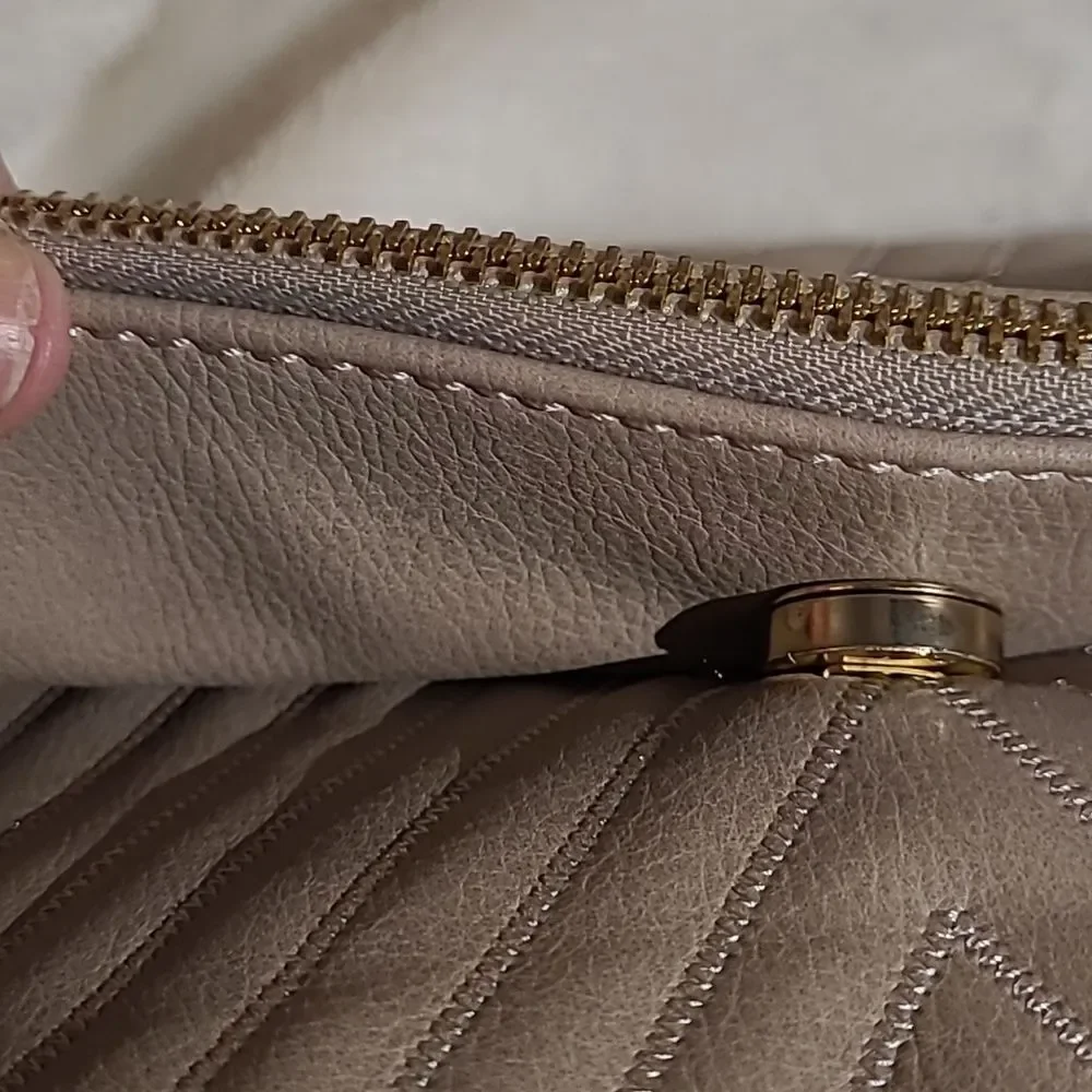 Shoulder chain purse with 3 pockets with magnet closure
